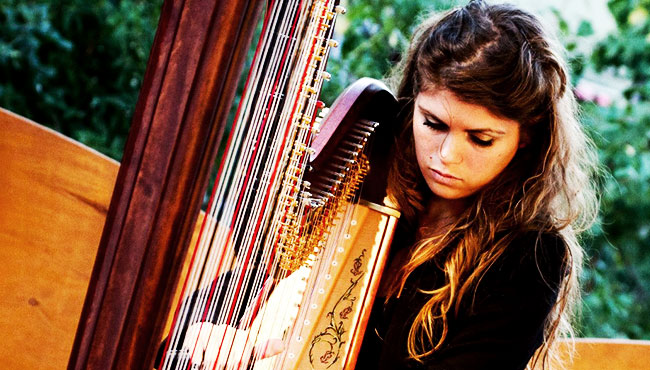 Francesca Cardone sulle note dell’arpa
