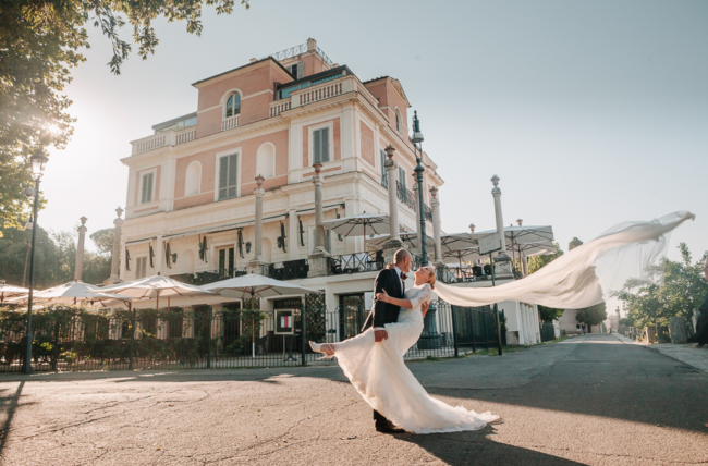 due sposi si abbracciano davanti casina valadier roma